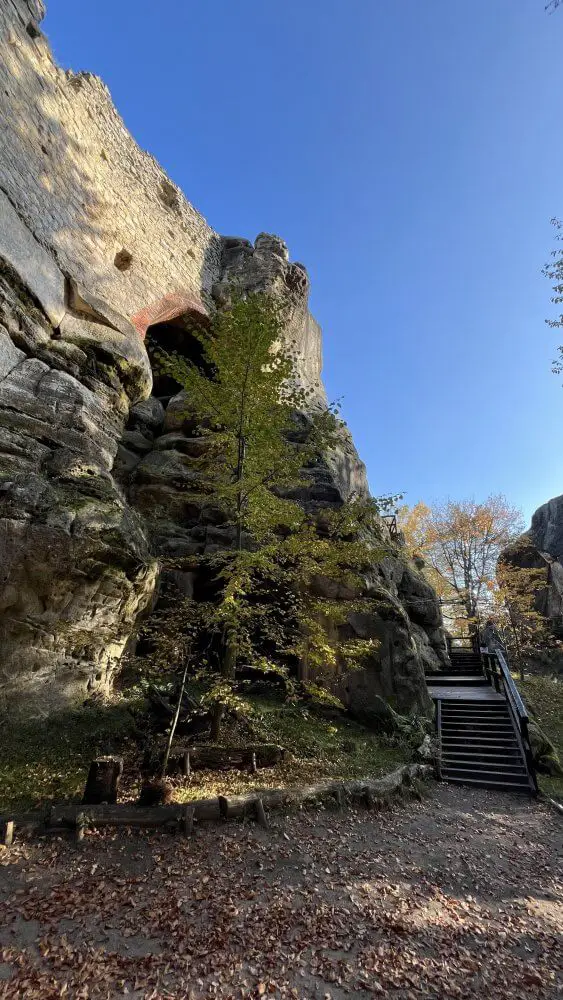 Výhled z turistické stezky na zříceninu hradu Rotštejn v Klokočské skály.